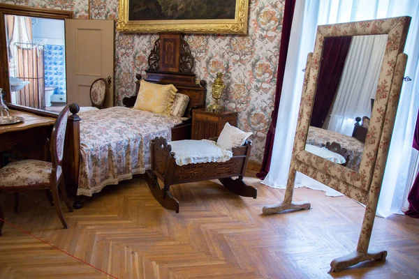 2007年8月7日 2020年 伯爵夫人的卧室 安德鲁斯伯爵以前的狩猎城堡的一面站立的镜子 — 图库照片
