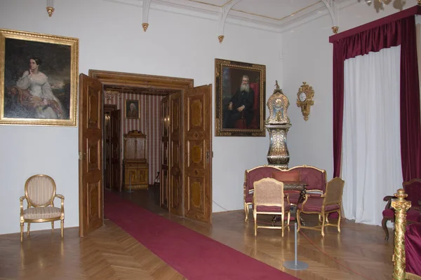 2007年8月7日 2020年 在居拉 安德鲁斯伯爵以前的狩猎城堡里 有一个巴洛克式的房间 上面放着一只乌龟 上面安放着时钟 上面镶着镀金的椅子 — 图库照片