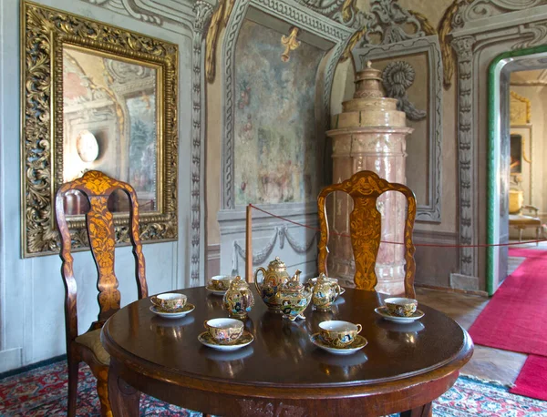 08 / 28 / 2020. Vihorlt Müzesi 'nin sergi salonunda bulunan Humenn Antika Çin porselen çay seti. Rönesans binası, asillerin kültürüne bir göz atmamızı sağlıyor..