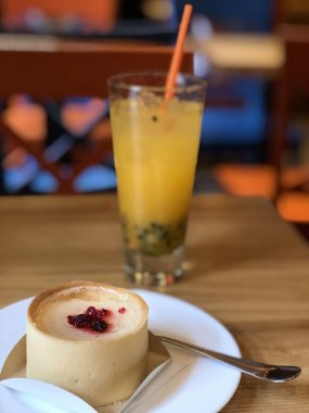 Bir kafede bir masada çilek ve limonata ile dekore İngiliz cheesecake. Tatlılar, tatlılar, cheesecakes fotoğrafları.