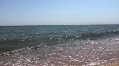 Seascape, Ukrayna'da Azak Denizi üzerinde, bir yaz güneşli bir günde dalgalar sıçrama. Seyahat video, deniz ve rahatlama hakkında video.