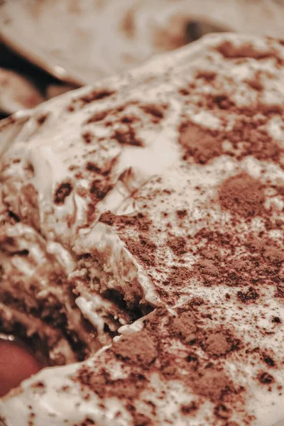 Close Uma Sobremesa Tiramisu Polvilhada Com Cacau Texturas Sobremesas Tiramisu — Fotografia de Stock