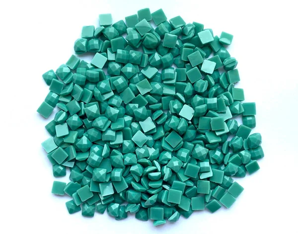 Elmas nakışı için turkuaz elmaslar beyaz arka planda izole edilmiş. Hobiler ve DIY, elmas nakış yapmak için malzemeler.