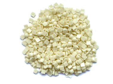 Elmas nakışı için bej elmaslar beyaz arka planda izole edilmiş. Hobiler ve DIY, elmas nakış yapmak için malzemeler.