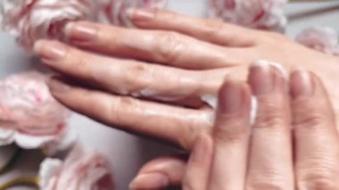 Küçük bir parçada elmas nakış işleme işlemi yakın plan. İğne işi ve hobi