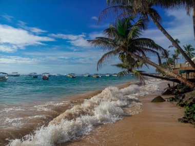 Sri Lanka, Hikkaduwa 'da Hint Okyanusu açıklarında deniz manzarası. Boş zaman ve turizm kavramı..
