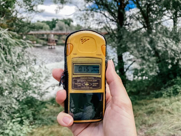 Obrázek Dozimetru Ruce Pozadí Přírodní Oblasti Řekou Stromy Radiace Nebezpečí — Stock fotografie