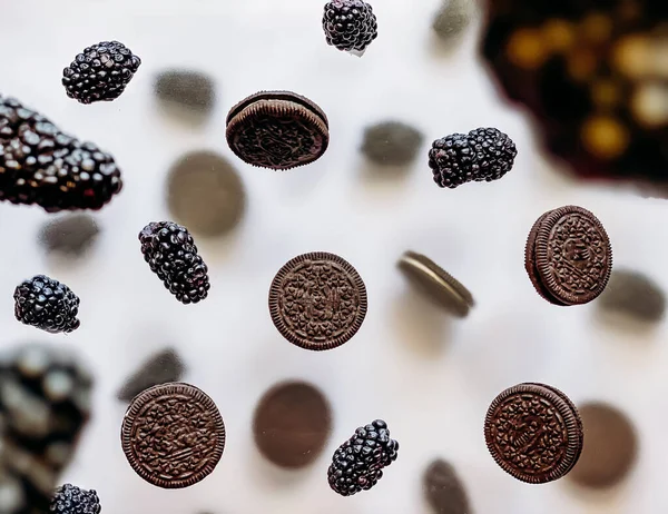 초콜릿 쿠키와 블랙베리 베리를 화이트 그라운드 음식과 효과에 레크리에이션 Desserts — 스톡 사진