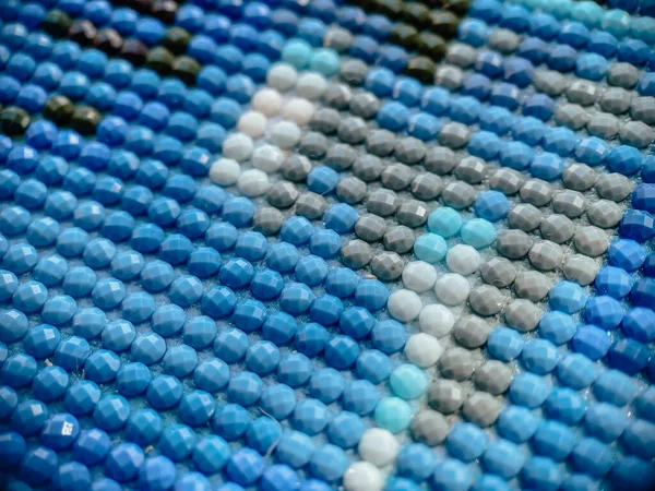 Yakından, renkli yuvarlak elmas işlemeli parlak. Hobiler ve eğlence.