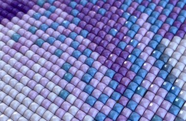 Yakından, renkli desenli kare elmas işlemeli parlak. Hobiler ve eğlence.