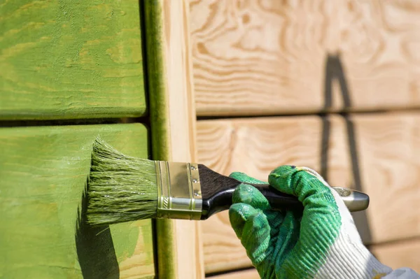 Pintor Pincel Close Pintura Parede Madeira Verde Luz Solar Tiro — Fotografia de Stock