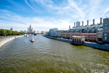 Setin Moskova Nehri üzerinde Zaryadye Park ile Moskova yetimhane, gökdelen (Vysotka) Kotelnicheskaya iskele ve Hidroelektrik Santrali gücünde - 1 P. G. Smidovich sonra adlı yeni yüzen Köprüsü'nden görüntüleyin. Moskova, Rusya, yaz 2018. 