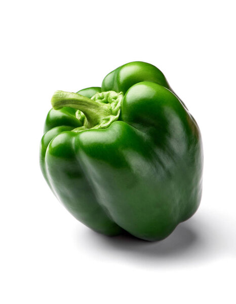 зеленый перец крупный план изолирован на белом фоне
 