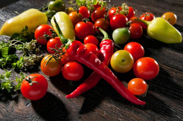 新鲜蔬菜樱桃西红柿 黄甜椒 红辣椒和牛至草本在深色纹理的木质背景 — 图库照片