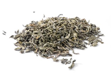 Beyaz arka plan üzerinde izole fermente yeşil çay yaprakları yığın yakın çekim 