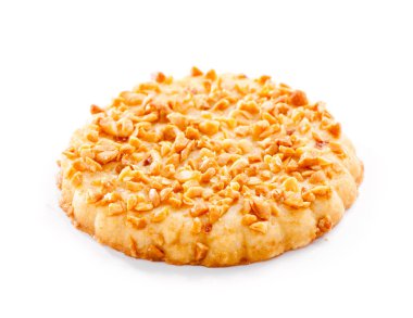 Beyaz arka plan üzerinde izole ezilmiş fındık yakın çekim ile tepesinde tereyağı kurabiye 