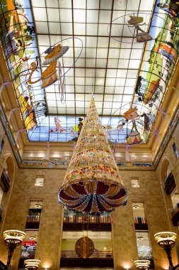 Moskova - Aralık 2018: çizgi film karakterleri ve Noel ağacı merkezinde asılı Sakız (ana mağaza) yılbaşı dekorasyonu. 