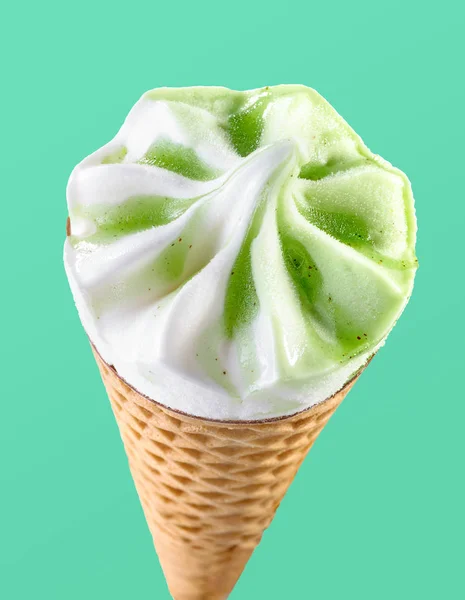 Мороженое Киви Вафельном Конусе Крупным Планом Фоне Аквамарина Сверху — стоковое фото