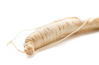 Beyaz arka planda Ginseng Kök parçası makro vurdu 