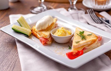 beyaz çanak kahvaltı snack jambon, peynir ve tereyağı ile beyaz ekmek tost sandviç 