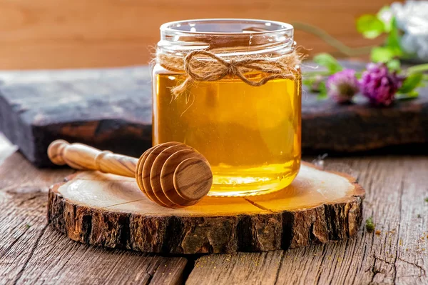 Jar Van Verse Honing Met Honing Dipper Houten Slice Planken — Stockfoto