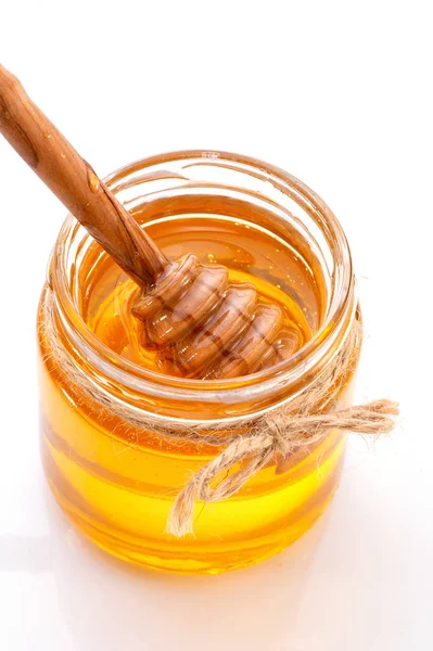 Jar Van Honing Met Honing Dipper Binnen Close Witte Achtergrond — Stockfoto