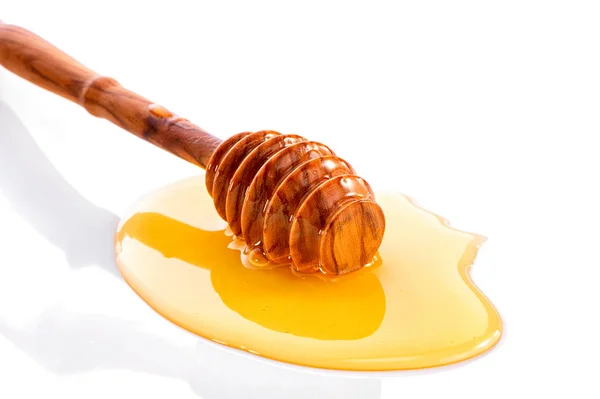 Houten Dipper Vloeibare Honing Close Witte Achtergrond Met Reflectie — Stockfoto