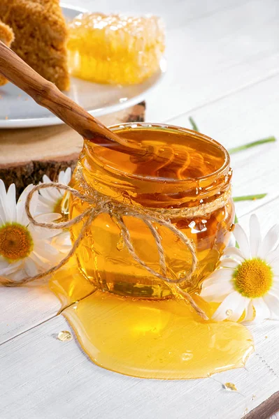 Kleine Glazen Pot Honing Met Dipper Binnen Close Kamille Bloemen — Stockfoto