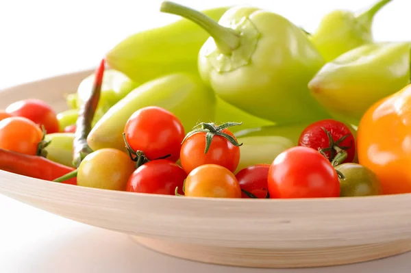 Świeżo Zebrane Warzywa Pomidory Wiśniowe Czerwona Papryka Chili Zielona Papryka — Zdjęcie stockowe