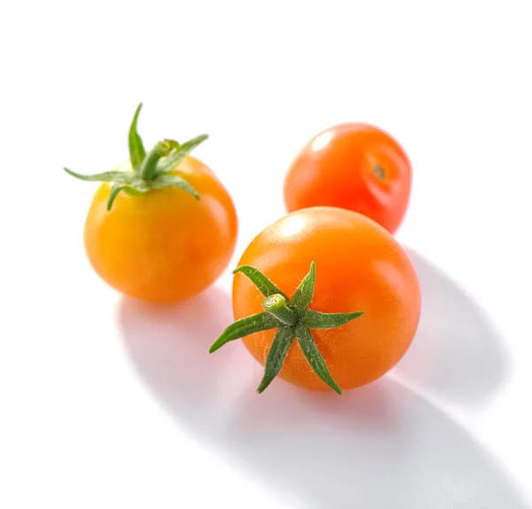 Drie Kleine Rode Tomaten Close Geïsoleerd Witte Achtergrond Met Schaduw — Stockfoto