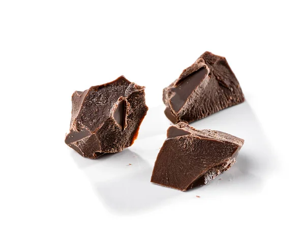 Drei Stücke Gebrochene Schokoladentafel Abstrakte Form Nahaufnahme Isoliert Auf Weißem — Stockfoto