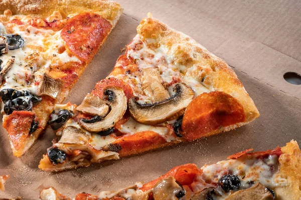 Irisan Pizza Dengan Jamur Zaitun Hitam Keju Dan Salami Karton — Stok Foto