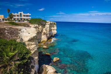 Binalar üzerinde Cliff Torre Dell Orso - Lecce, Puglia, İtalya