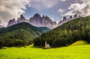 Kilise ve Dolomites tepeler - Val Di Funes, İtalya