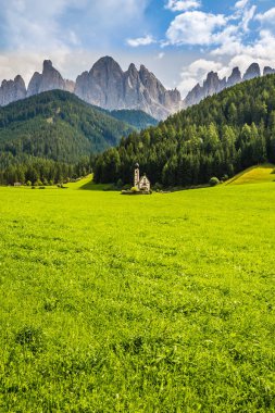 Kilise ve Dolomites tepeler - Val Di Funes, İtalya