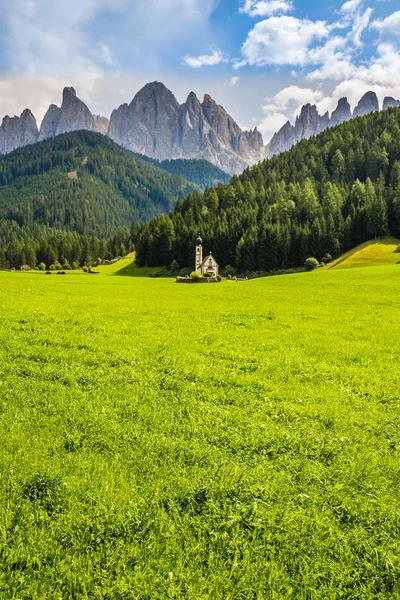 Picos de Iglesia y Dolomitas - Val Di Funes, Italia —  Fotos de Stock