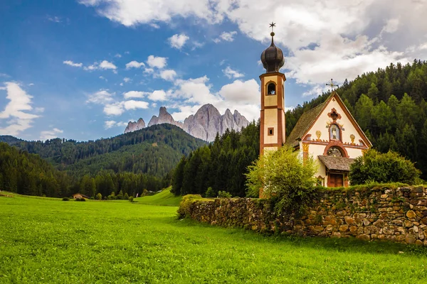 Kerk van St. Johannes van Nepomuk-Val Di Funes, Italië — Stockfoto