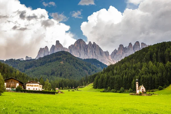 Egyház és a Dolomitok csúcsok - Val Di Funes, Olaszország — Stock Fotó