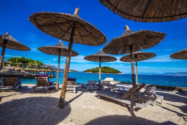 Ksamil Içinde boş şezlonglar-Butrint NP, Arnavutluk