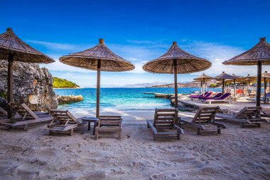 Ksamil Içinde boş şezlonglar-Butrint NP, Arnavutluk