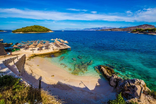 Spiaggia vuota di Ksamil - Butrint NP, Albania — Foto Stock