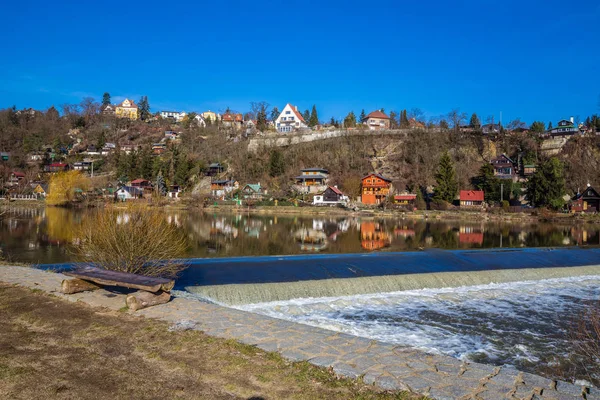 Déversoir sur la rivière Berounka - Cernosice, Prague, République tchèque — Photo