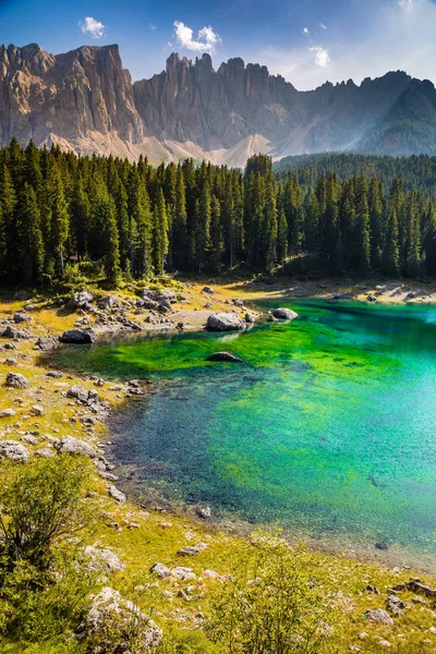 Lago Carezza - Bolzano, Tirol del Sur, Italia — Foto de Stock