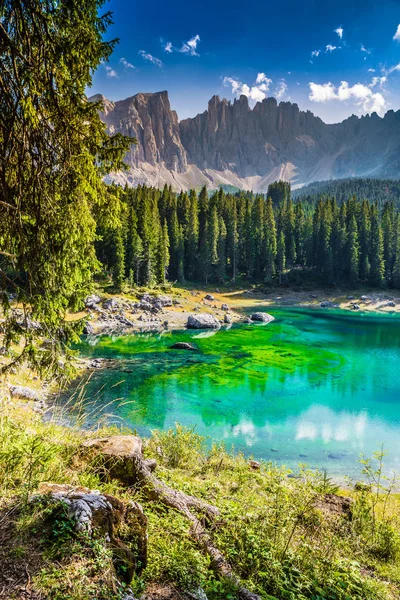 Lago Carezza - Bolzano, Tirol del Sur, Italia — Foto de Stock