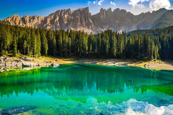 Lake Carezza-Bolzano, Dél-Tirol, Olaszország — Stock Fotó