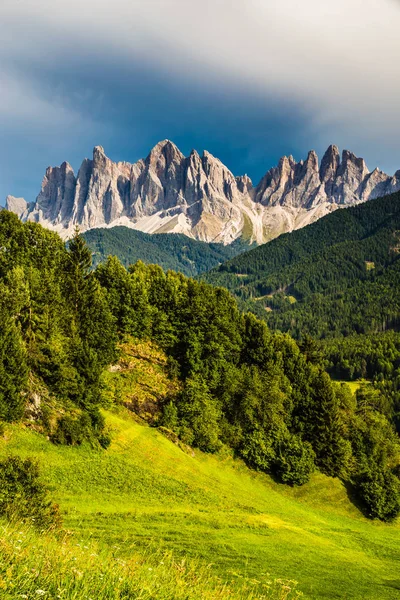 Geisler (odle) Dolomity vrcholy-Val di Funes, Itálie — Stock fotografie