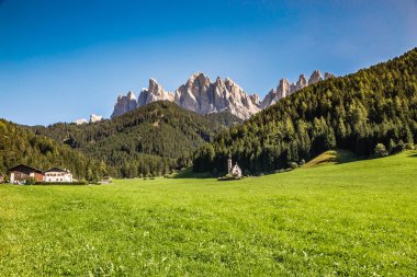Kilise ve Dolomites tepeler - Val Di Funes, İtalya