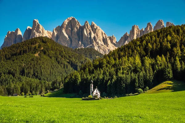 Kilise ve Dolomites tepeler - Val Di Funes, İtalya — Stok fotoğraf