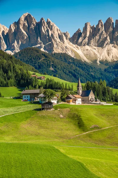 Santa Maddalena And Demites Mountain - Валь-ди-Фунес, Италия — стоковое фото