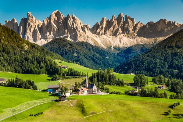 산타 마달레나 와 돌로미테스 산 - 발 디 푸네스, 이탈리아 — 스톡 사진